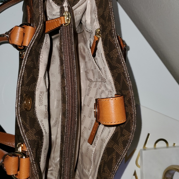 Michael Kors Signature Hamilton Tote Handbag - Picture 8 of 13